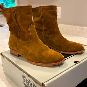 Frye Cara Short Brown Suede Boot, Wood.